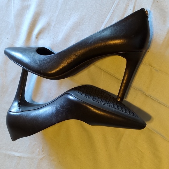 Michael Kors Dorothy Leather Heels Sleek Pointed Toe Rubber Outsole Black W US 5 - Picture 9 of 13